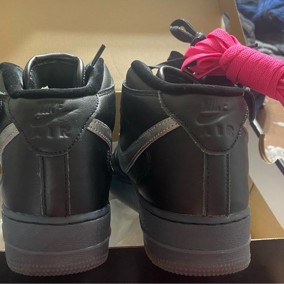 AIR FORCE 1 MID PRM
BLACK/METALLIC SILVER
NOIR/ARGENT METALLIQUE - Picture 8 of 11